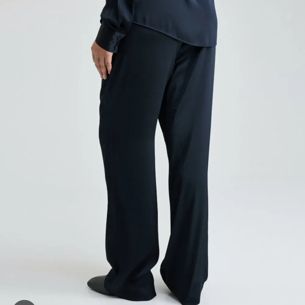 SÖKER dessa svarta first class satinbyxor från BikBok i storlek XS☺️  . Jeans & Byxor.