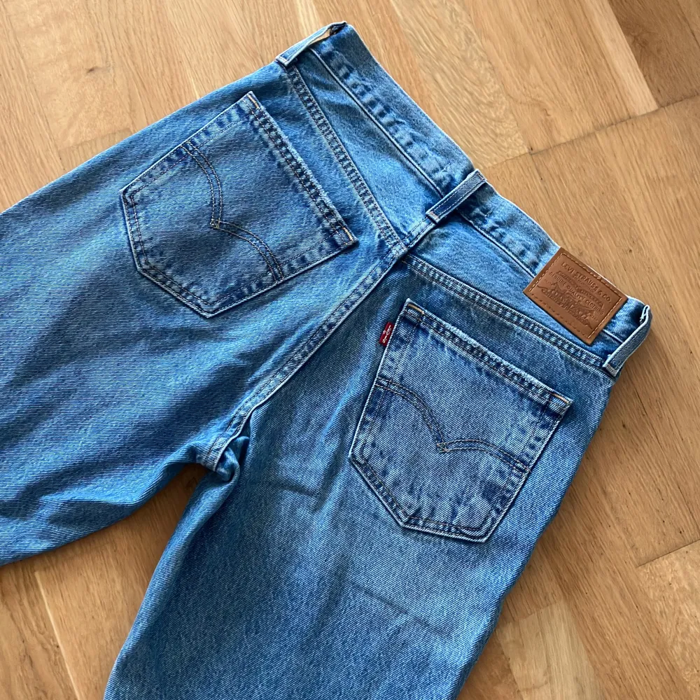 Boot cut jeans från Levi’s med slitna hål på lår och vid knän.  Använda 2 gånger. Säljer dem då de är lite för trånga för mig.  Nypris cirka 1500:- . Jeans & Byxor.