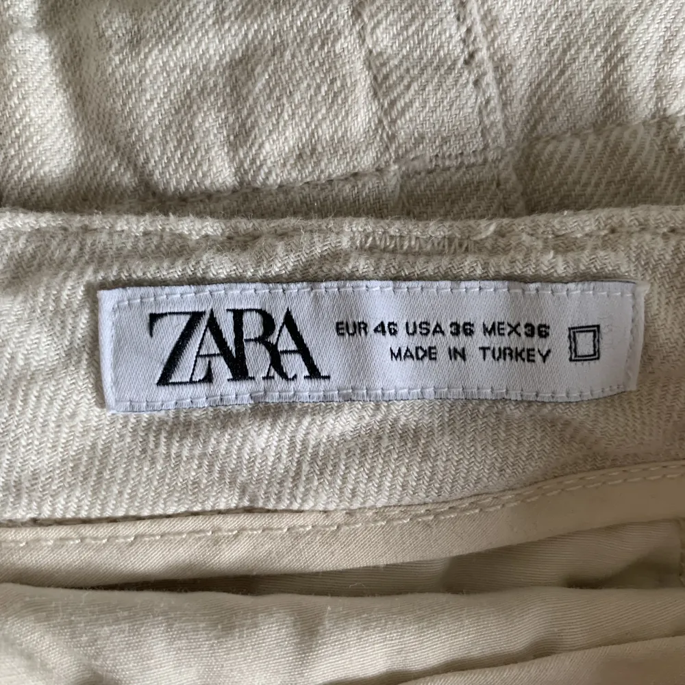 Byxor i 100% linne från Zara. Bra skick, knappt använda. Storlek 46, vilket är ca M-L. Skicka ett meddelande vid frågor eller fler bilder . Jeans & Byxor.