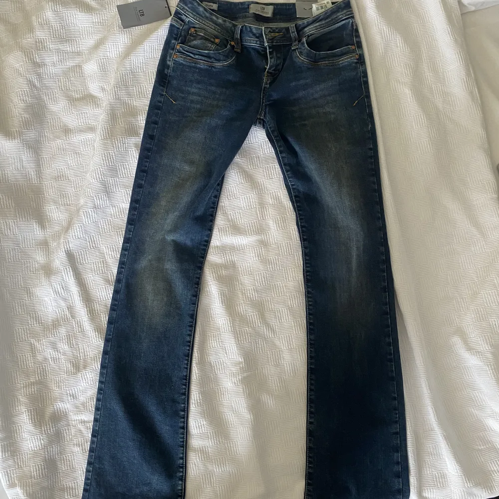Intressekoll på dessa helt nya valerie jeans från LTB, lågmidjade & bootcut🩷 Osäker på om jag vill sälja men kom med prisförslag!! Storlek W27/L34!  Helt slutsålda, skriv vad ni hade kunnat tänka er att betala🩷  midjemått: 68cm Innerbensmått: 86cm . Jeans & Byxor.