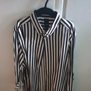 Randig skjorta - Svart/vit skjorta. Jättebra skick.
