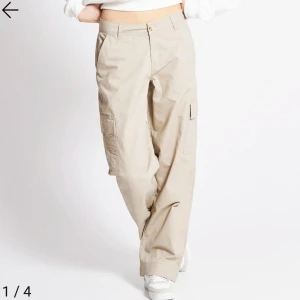 Nya cargobyxor från Lager 157 - Jag säljer helt oanvända lågmidjade cargopants.