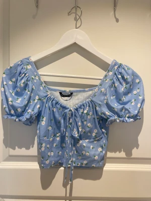 Topp - En jättefin blommig topp från shein använd endast 1 gång så i väldigt bra skick storlek XS