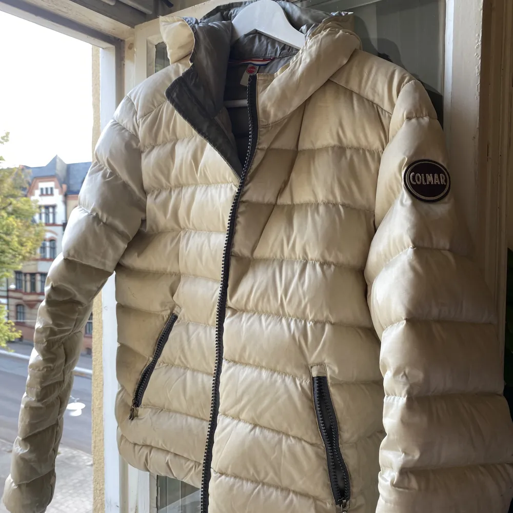 En beige Colmar jacka, kan användas till höst/vinter! Den är varm och skönt material. Välvårdad. Jackor.