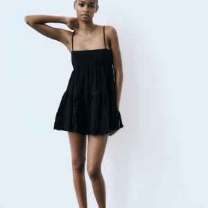 Klänning  - Svart klänning från zara💞den är lite sönder vid banden, skriv för bilder 