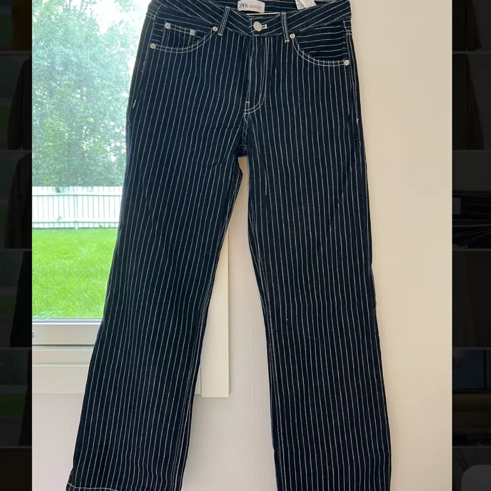 Randiga denim jeans från zara . Jeans & Byxor.
