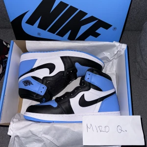 Air Jordan 1 Retro High OG 'UNC Toe' - Helt nya, original låda och kvitto finns. 