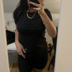 Guess - Guess tshirt stl Xs, fint skick överlag men en liten fläck (bild ovan) 