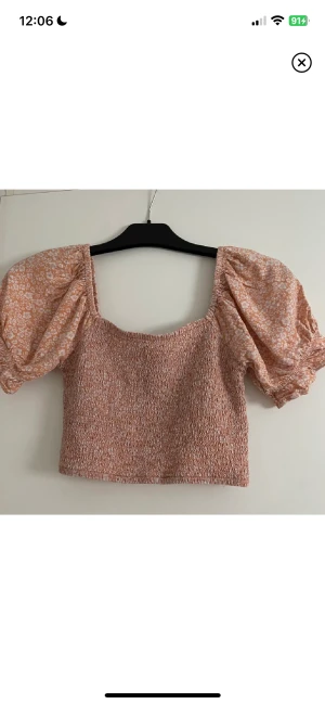 Topp - Topp från BikBok med puffärmar, bra skick😊