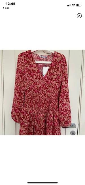 Helt slutsåld klänning zara - Helt slutsåld volangklänning från zara. Superfint i röd med guldiga inslag. I mycket fint skick!