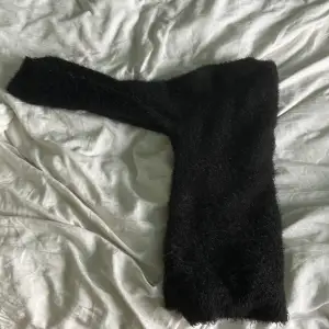 säljer denna super fina svarta lurviga tröjan!säljer pga inte min storlek🫶 storleken är 140 och är i super bra skick var inte rädd för att fråga saker!😘