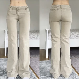 Chinos - Inte mina bilder! Köpta på plick! Tyvärr försmå för mig, midjemåttet är 74cm och innerbenslängden 83cm. Hon på bilden är 171cm.