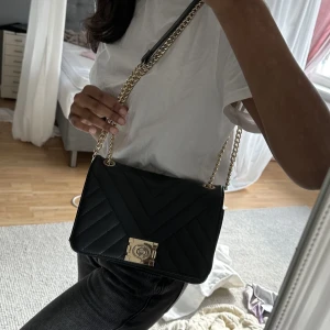 Väska - Svart väska med guldig kedja, super bra skick