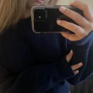 Marinblå stickad tröja - Såååå najs stickad tröja från & other stories!!🩷🩷 Säljer även en likadan i ljusgrå!! Strl S men passar även mig som är M🩷🩷