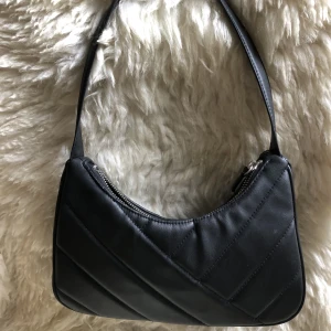 Handväska - Handväska med 2 fack i bra skick.  