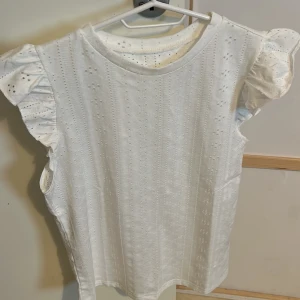 Blus - En super fin vit blus/t-Shirt som aldrig används. Köpte den på SHEIN för 80kr och säljer för 70🫶🏼 Storleken är xs men jag skulle säga att den passar S bättre☺️