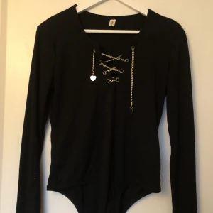 Body till salu - Säljer nu denna body då den Inge kommer till användning. Den är i XL, men passar mig som har XS/S så materialet är stretchigt.