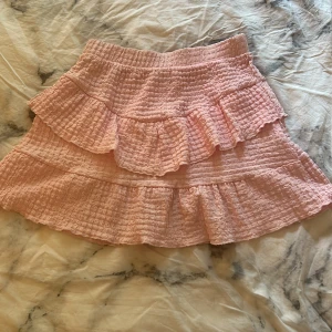 Fin sommar kjol  - Jag säljer denna fina kjolen från zara! Den är använd 3-4 gånger kanske. Men som i ny skick! Köpte för runt 200 men säljer för 100kr!💗🪷