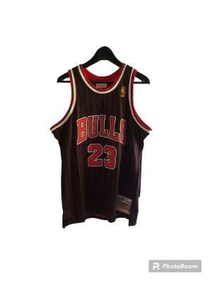 Michael Jordan Jersey från 1996-97 storlek L. Fråga gärna frågor