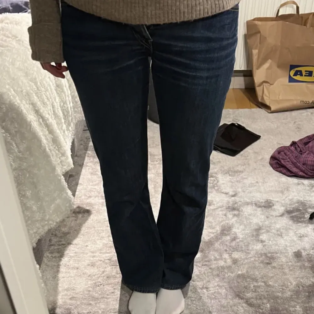 Ett par lågmidjade flare levis jeans som blivit lite små på mig. Väldigt bra skick och inga defekter! . Jeans & Byxor.