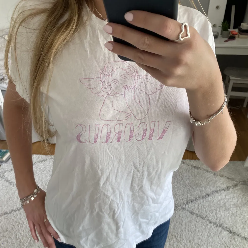 Skön och fin tröja från NA-KD i storlek S, knappt använd💕💕. T-shirts.