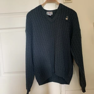 Stickad tröja  - Grön tjocktröja i storlek XXL (passar även mindre). Skicka meddelande vid frågor eller fler bilder