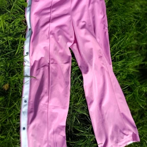 Rosa Sweatpants - Köpte dessa inför en festival men slutade med att jag hade på mig något annat 💗  Nyskick då jag känner att det inte är min grej riktigt.  OBS! Relativt stora i storleken så passar L skulle jag säga 💕