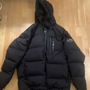 Sail racing jacka - Säljer min jacka nu pga fel storlek, det är ett litet hål bak på jackan, knappt synligt dock.