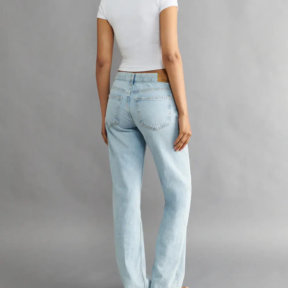 Säljer dessa super fina low straight jeans från Gina. Inga synliga tecken på användning, säljs pga att dom inte kommer till användning. Skriv gärna för mer frågor eller bilder!❤️. Jeans & Byxor.