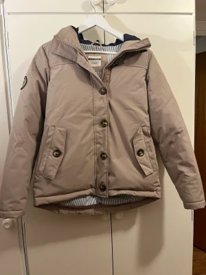 Race Marine vinterjacka stl 34 - En fin Race Marine vinterjacka i storlek 34!   Yttertyg: Polyester, Bomull Innertyg: Polyamid Foder: Dun, Fjäder