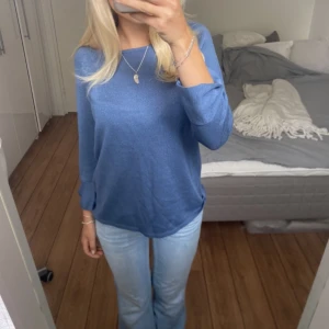 Långärmad tröja - Säljer denna blåa långärmade tröja. Har du någon fråga är det bara att höra av dig🫶🏻