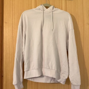Hoodie - Säljer nu denna superfina hoodien från lager 157! Den har inga defekter 🤍