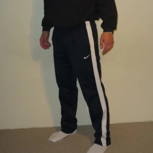 Nike trackpants - Tjena! Säljer dessa riktigt fina vintage Nike byxor! Modellen påminner om Palm Angels. Dem  går att spänna i midjan! Con 9/10 dem är använda men inget som syns! Hör gärna av dig vid fler frågor🙏 