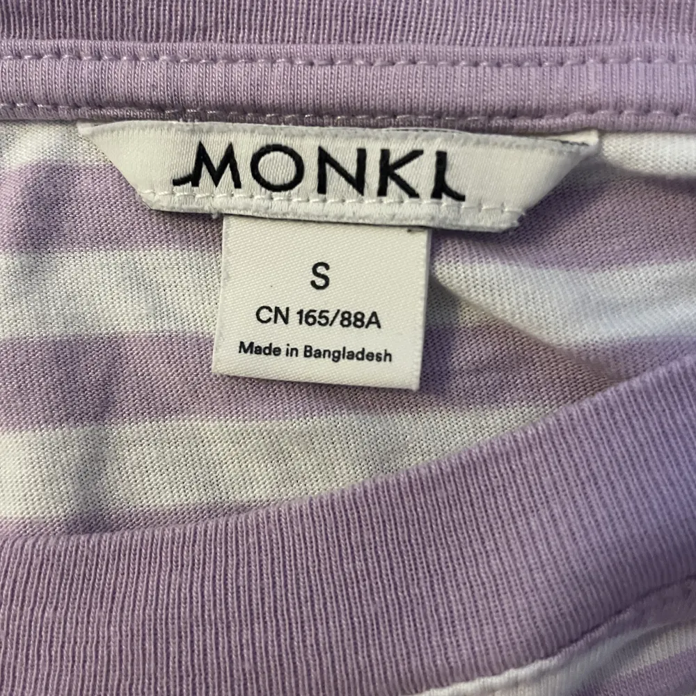 Jätte fin randig tröja från Monki. Tröjan är i fint skick och ny pris är 180kr💜. Tröjor & Koftor.