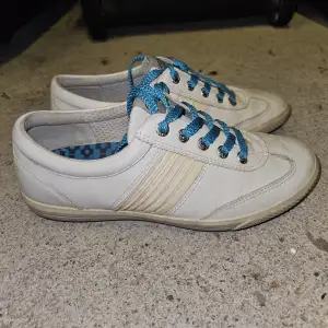 Supersköna vita skor från Ecco. Är egentligen golfskor (se sula), men har använts som vanliga sneakers. Äkta läder! Fint skick, inga hål!! 
