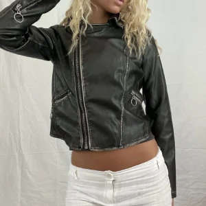 vintage skinnjacka - så snygg o cool vintage skinnjacka köpt på plick. svart/grå färg