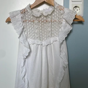 Vit volang topp - Säljer denna jätte fina volang topp från mango som inte säljs längre!! Storlek XS men passar S lika bra! Säljer pga att den inte kommer till användning💗 köpare står för frakt!!