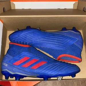 Fotboll skor  - Köpte dom för 2 år sen men blev till inget användning. Dom är fortfarande i storlek 42/41 skorna är i ett bra skick inget fel och bra användning till nån som behöver nya dobbar, 