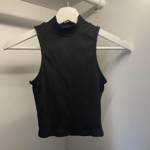 Svart topp  - Svart topp från lager 157, strl xs/s. Använd fåtal gånger, så fint skick. 🩷 Pris: 80+frakt. Skriv vid funderingar eller prisförslag så svarar jag så fort jag kan💕💕