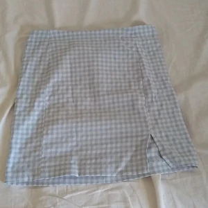 Blå rutig kjol💙 - Fin rutig kjol som är ifrån NewYorker som jag aldrig använder och som har en slit vid benet ❤️