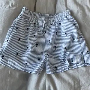 Super fina pyjamas shorts som tyvärr inte kommer till användning. ÄLSKAR verkligen passformen och färgerna💕💕