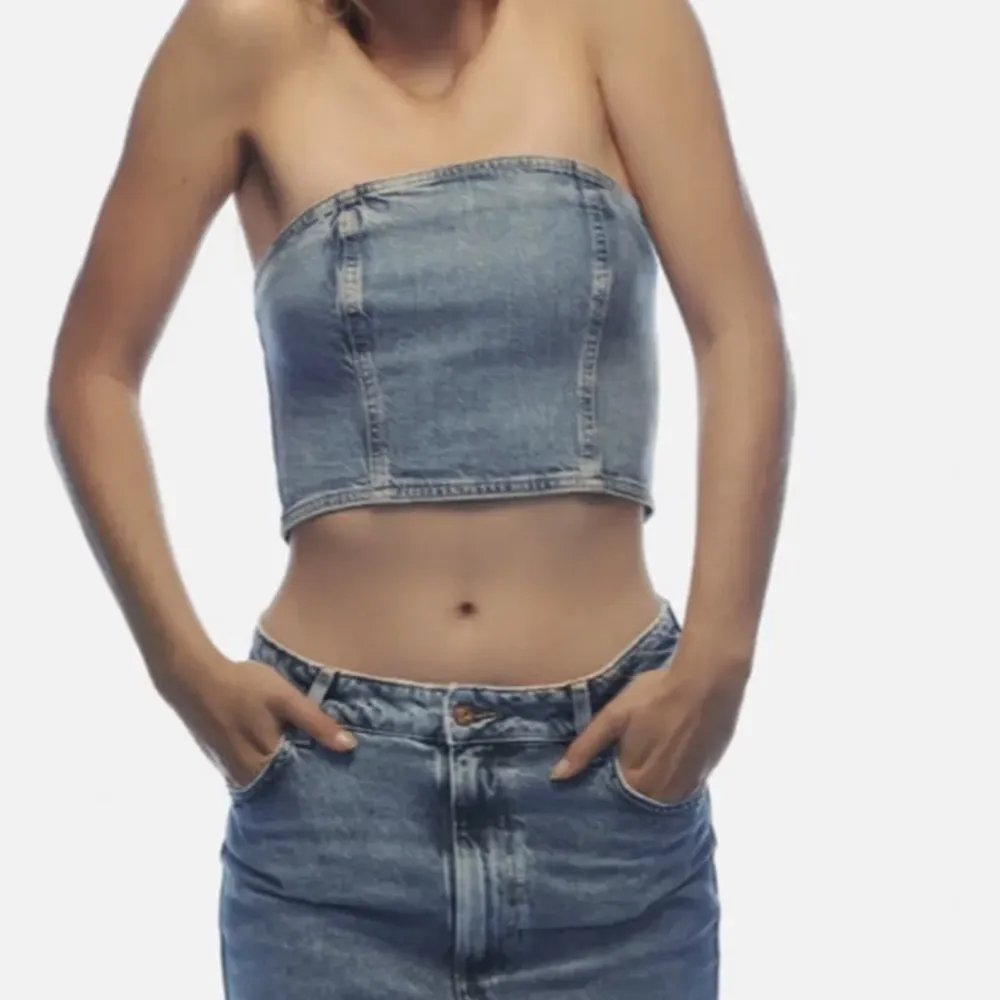 Säljer den här jeans toppen ifrån zara som är helt oanvänd. Pris kan diskuteras . Yläosat.