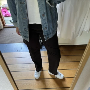 Kostymbyxor - Säljer mina raka kostymbyxor i storlek 36 från NA-KD. Nästan aldrig använda och väldigt fin passform. Passar mig som är 170 cm och brukar ha storlek 36/38🥰 Köparen står för frakten 