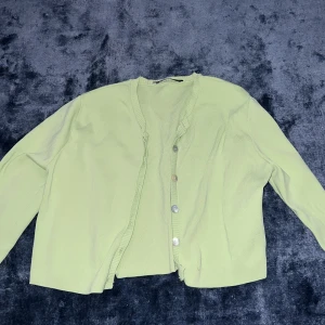 Kofta - Jättesöt pastellgrön kofta frånZara i storlek S. Aldrig använd, inga defekter. Köpte för ungefär 300kr.