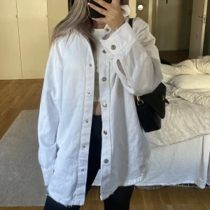 Jeansjacka - Säljer denna jättefina jeansjacka från zara då den aldrig kommit till användning. Lite längre modell, overzize. 120 + frakt❤️ går även bra att ge eget prisförslag vid intresse. 
