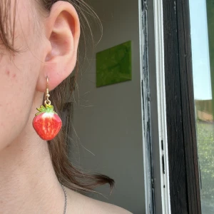 Örhängen med jordgubbsmotiv - Endast testade 🍓🍓