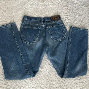 Medelmidjade vintage lee jeans, vida i benen och bra på mig som är 164 💘 Skriv för fler bilder eller frågor!🙌