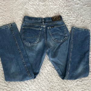 Lee jeans  - Medelmidjade vintage lee jeans, vida i benen och bra på mig som är 164 💘 Skriv för fler bilder eller frågor!🙌