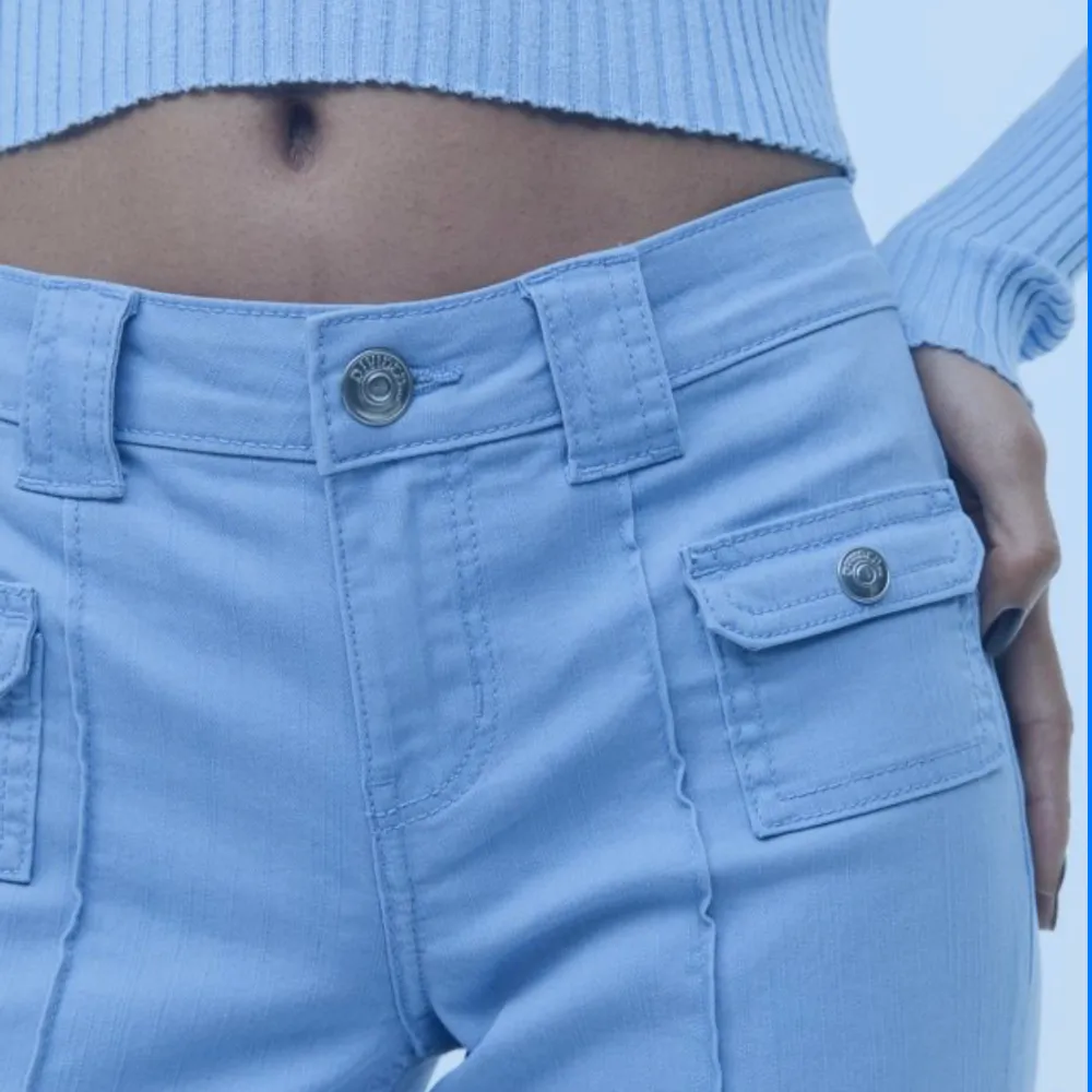 Säljer dessa as snygga och eftertraktade slutsålda byxorna från hm!!❤️kom priv för fler bilder, om fler blir intressade = budgivning. Jeans & Byxor.