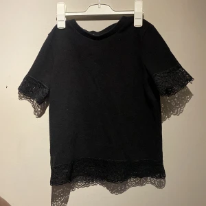 spets t-shirt - Skit snygg spets t-shirt, passar till allt! Bra skick.💕💕💕